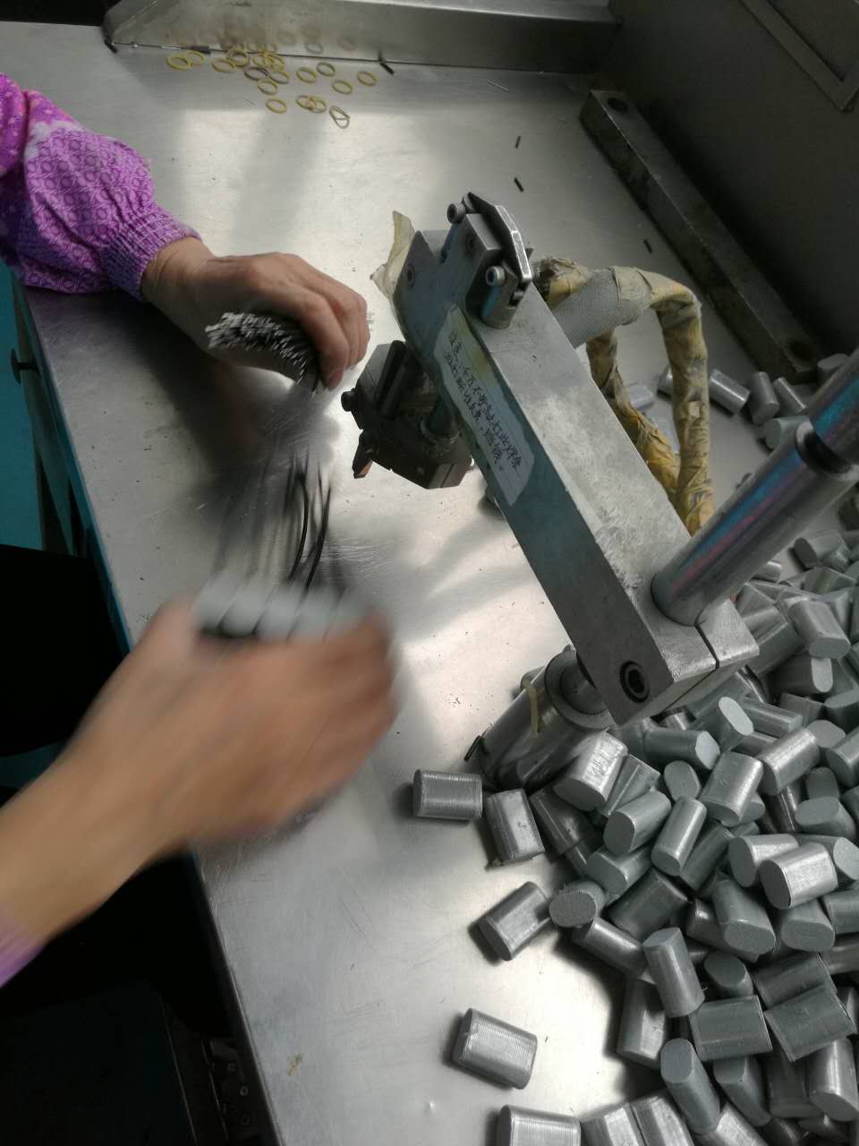 北京電容廠-軸向電容加工現(xiàn)場 北京電容廠-軸向電容加工現(xiàn)場