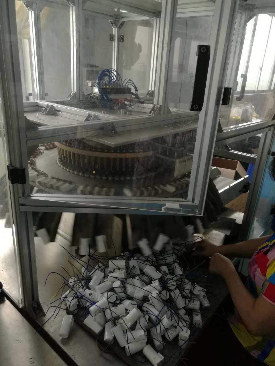 江蘇cbb電容廠-車間生產(chǎn)設(shè)備 江蘇cbb電容廠-車間生產(chǎn)設(shè)備